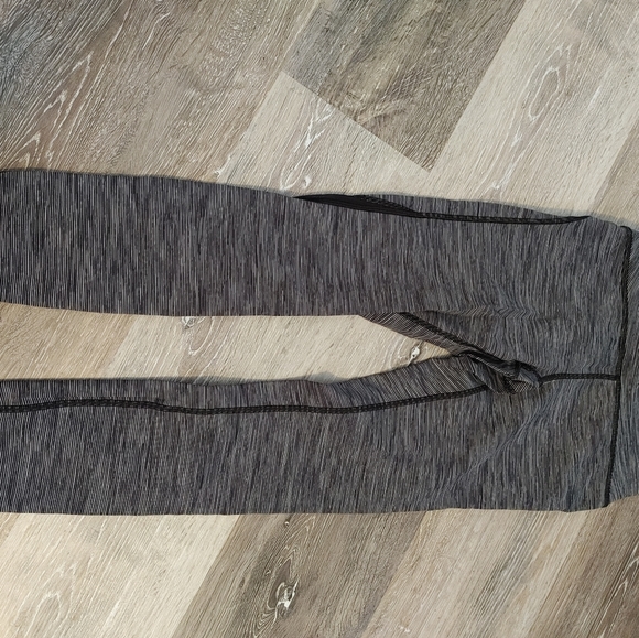 Lululemon crops size 4 - Picture 1 of 3